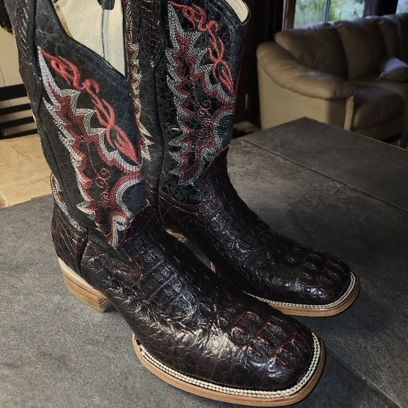 Black and Red Embroidered Cowboy Boots - Picture 3 of 6